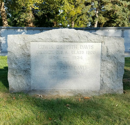 Color photograph of monument of Edwin G. Davis, Arlington National Cemetery, Virginia.